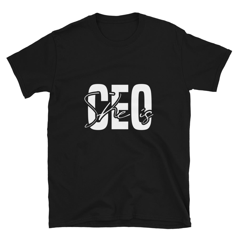 Ella es CEO Fit Unisex Softstyle camiseta