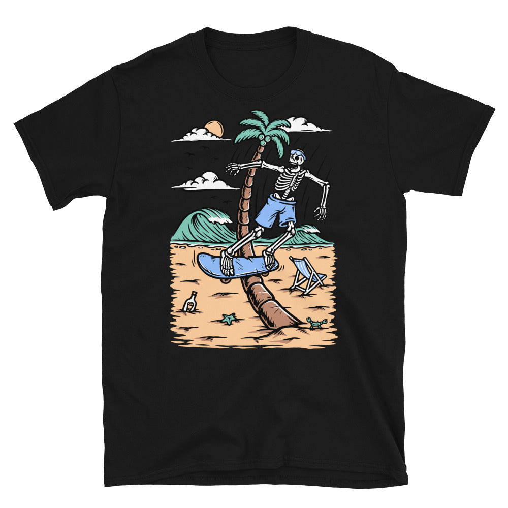 Totenkopf beim Skateboardfahren am Strand. Passgenaues Unisex-Softstyle-T-Shirt