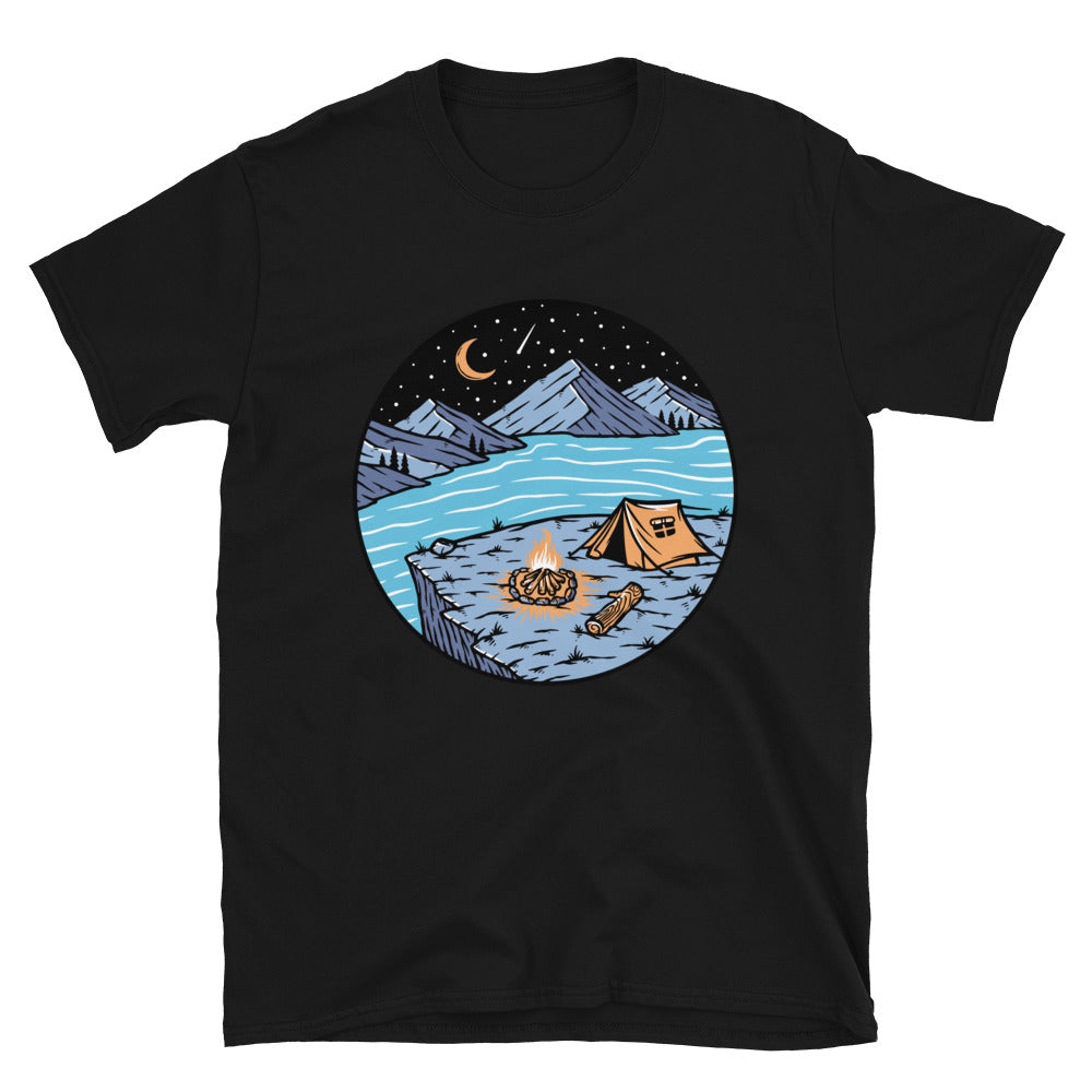 Blick auf Berge und Seen bei Nacht. Passgenaues Unisex-Softstyle-T-Shirt