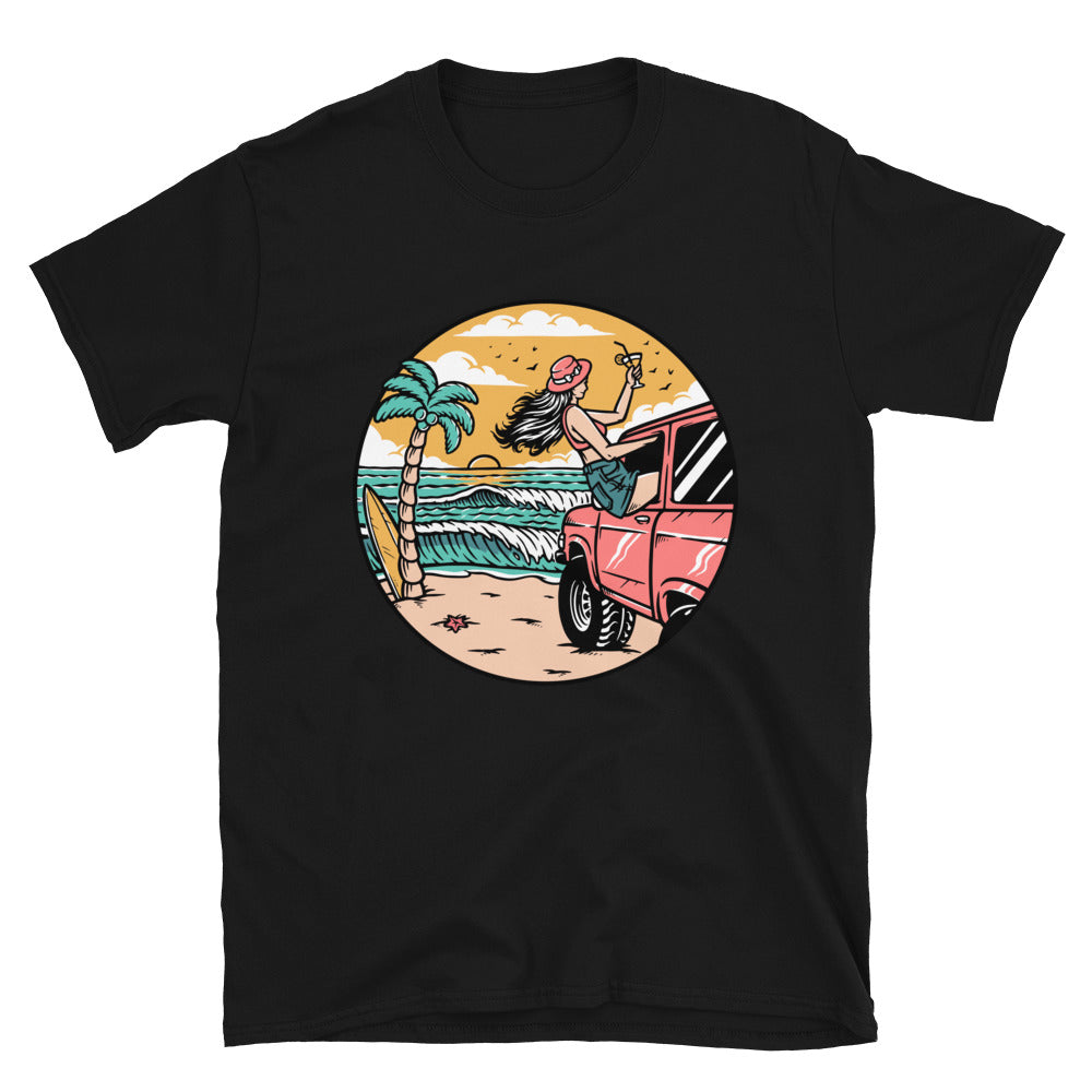 Frau am Strand mit Auto Fit Unisex Softstyle T-Shirt