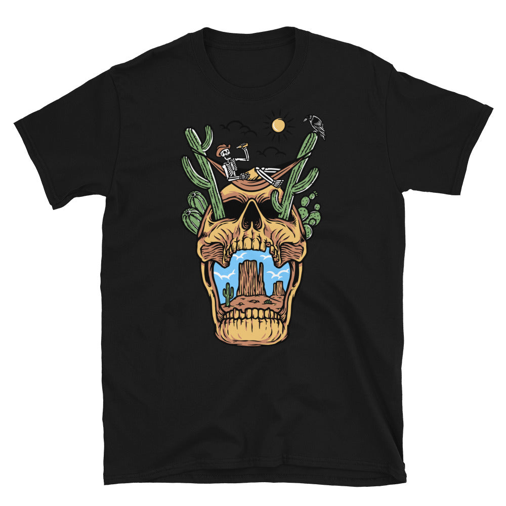 Calavera relajándose en el desierto Fit Camiseta unisex Softstyle