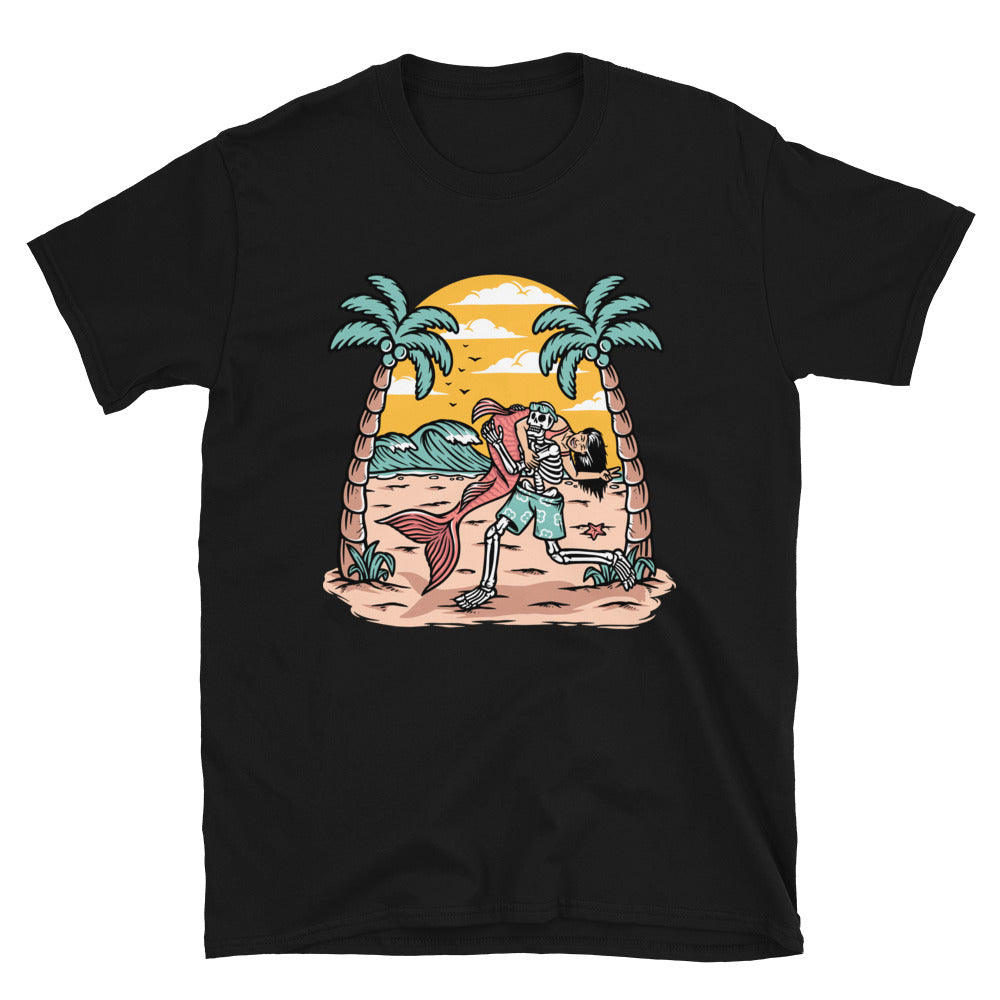 Totenkopf mit Meerjungfrau am Strand. Passgenaues Unisex-Softstyle-T-Shirt