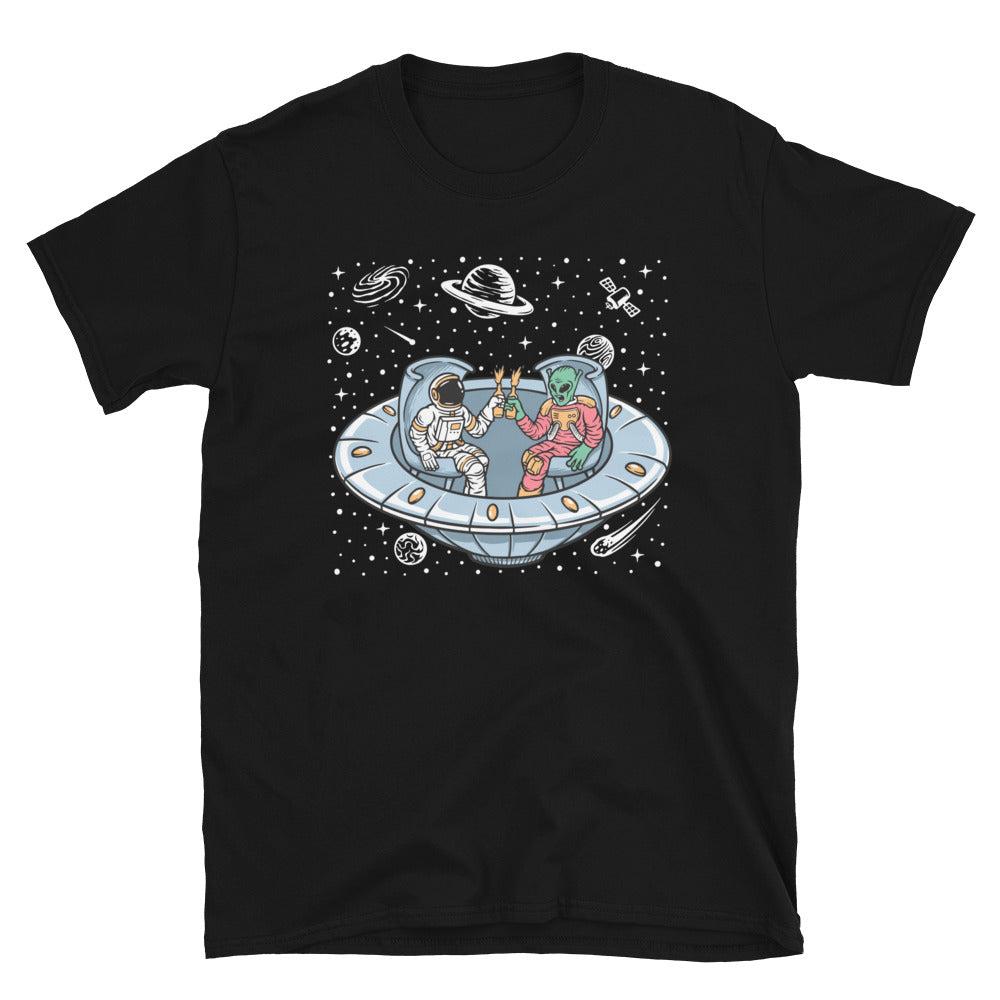 Astronaut & Alien Chill Together inside UFO - Fit Unisex Softstyle T-Shirt