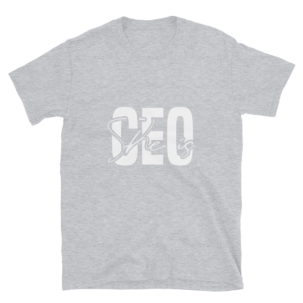 Sie ist CEO Fit Unisex Softstyle T-Shirt