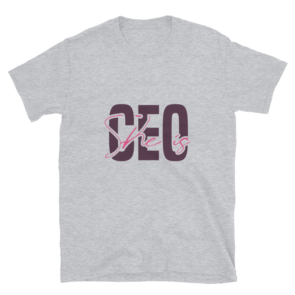 Ella es CEO Fit Unisex Softstyle camiseta