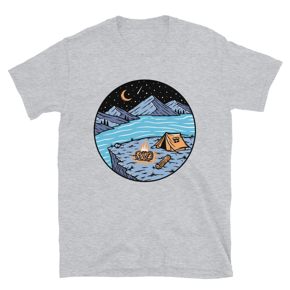 Blick auf Berge und Seen bei Nacht. Passgenaues Unisex-Softstyle-T-Shirt