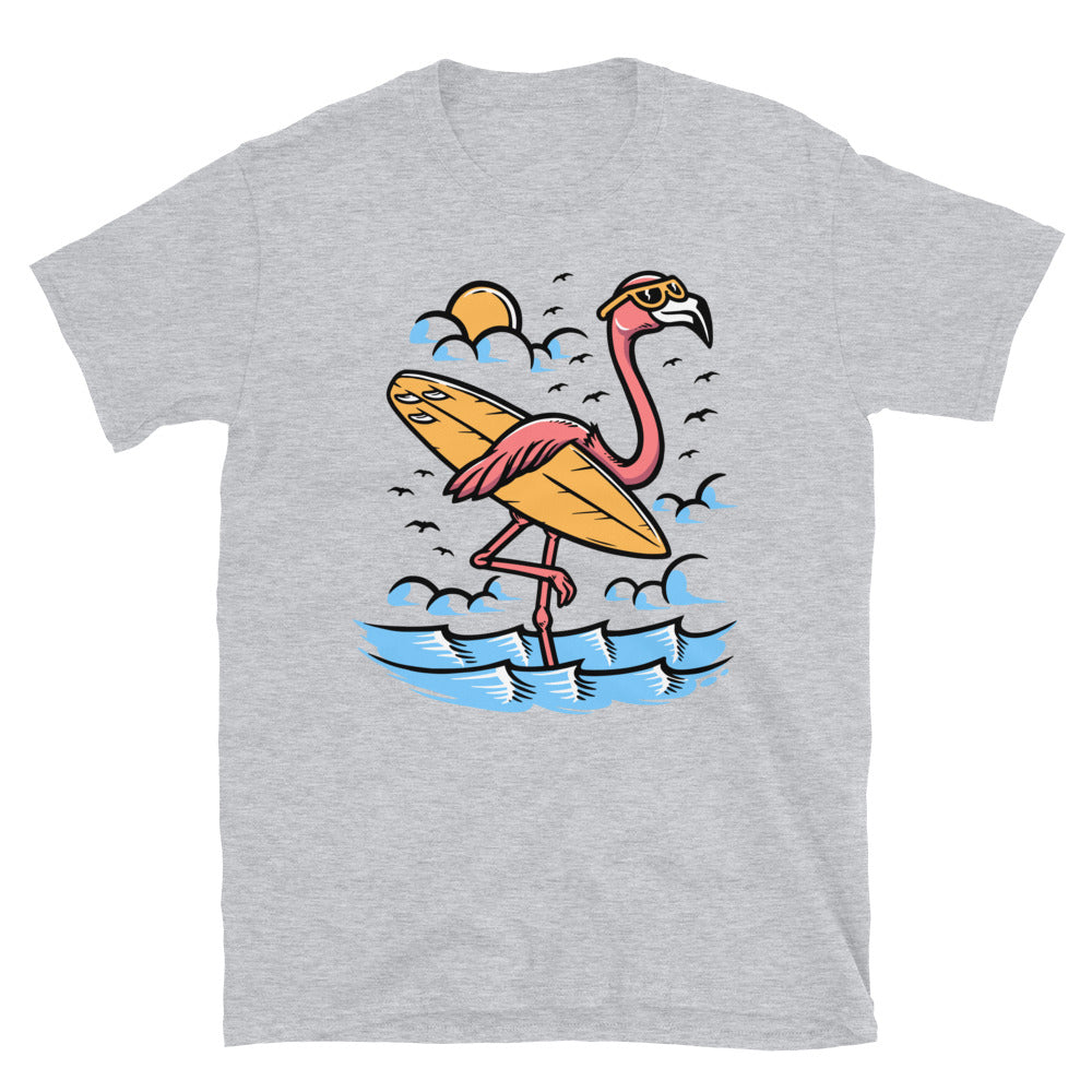 Flamenco surfista en la playa Fit Unisex Softstyle Camiseta