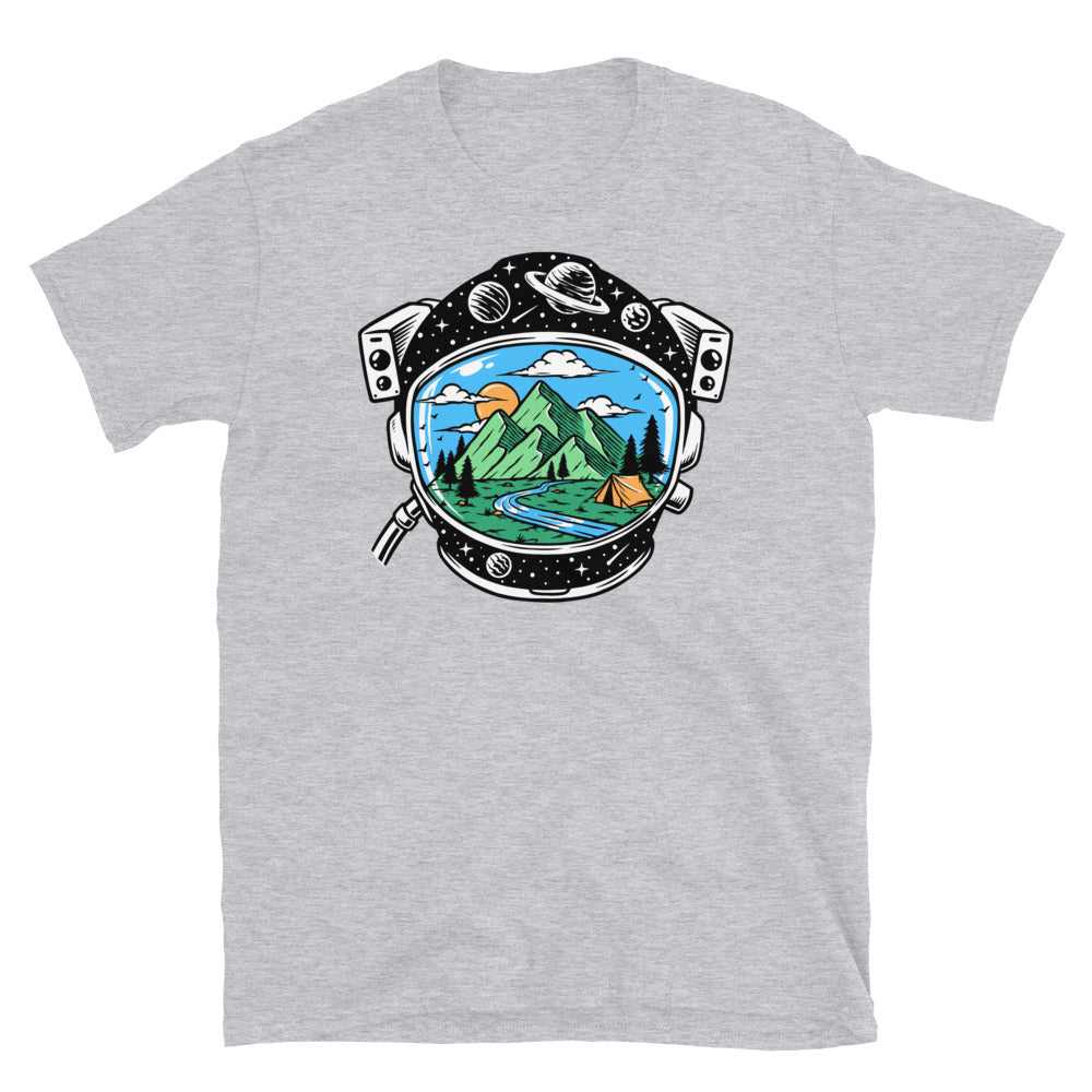 Vista a la montaña en casco de astronauta Fit Unisex Softstyle Camiseta