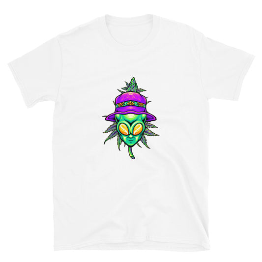 Cabeza alienígena de verano con planta de hoja de hierba de cannabis Fit Unisex Softstyle Camiseta