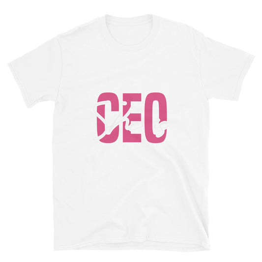 Ella es CEO Fit Unisex Softstyle camiseta