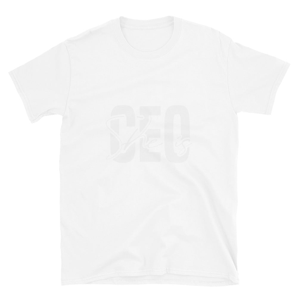 Ella es CEO Fit Unisex Softstyle camiseta