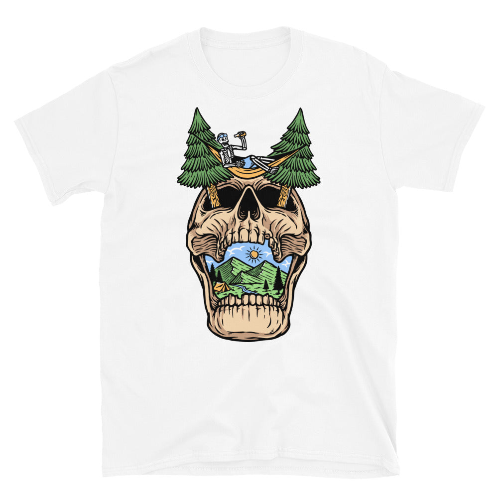 Der Totenkopf entspannt sich auf dem Berg. Fit Unisex Softstyle T-Shirt