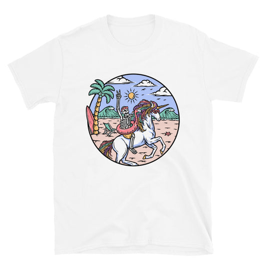 Totenkopf reitet auf einem Einhorn am Strand. Fit Unisex Softstyle T-Shirt