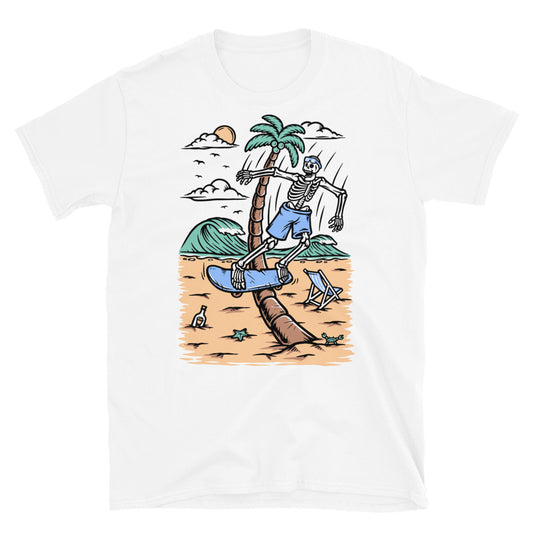 Totenkopf beim Skateboardfahren am Strand. Passgenaues Unisex-Softstyle-T-Shirt