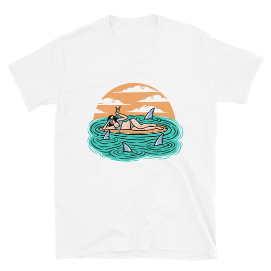 Mujer surfista acostada en tabla de surf Fit unisex Softstyle camiseta