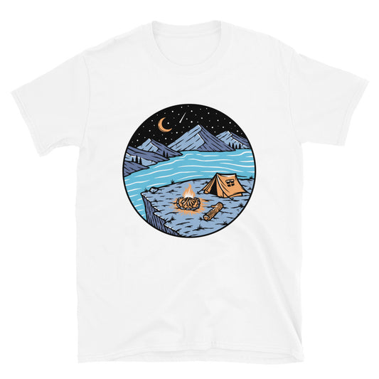 Blick auf Berge und Seen bei Nacht. Passgenaues Unisex-Softstyle-T-Shirt