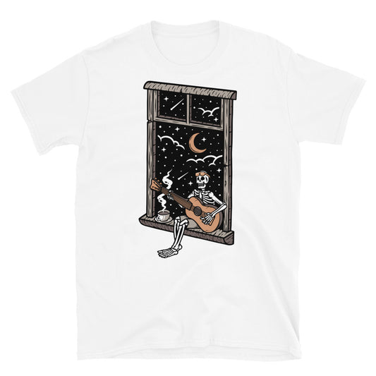 calavera tocando la guitarra en la ventana por la noche Fit Camiseta unisex Softstyle