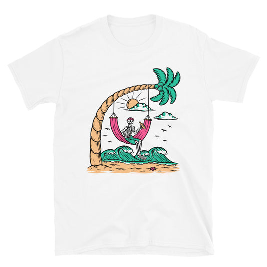 Camiseta unisex Softstyle con calavera escalofriante en la playa