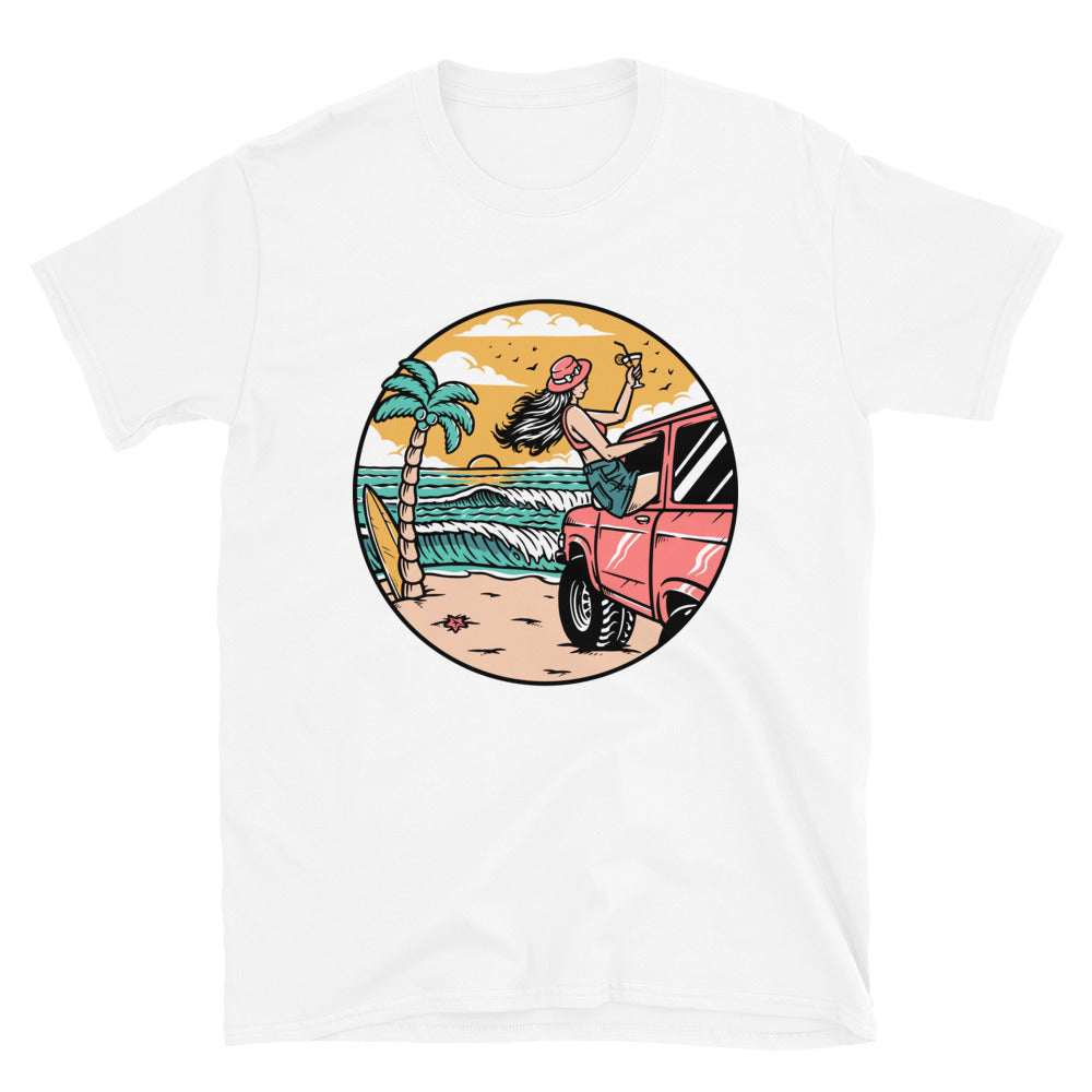 Frau am Strand mit Auto Fit Unisex Softstyle T-Shirt