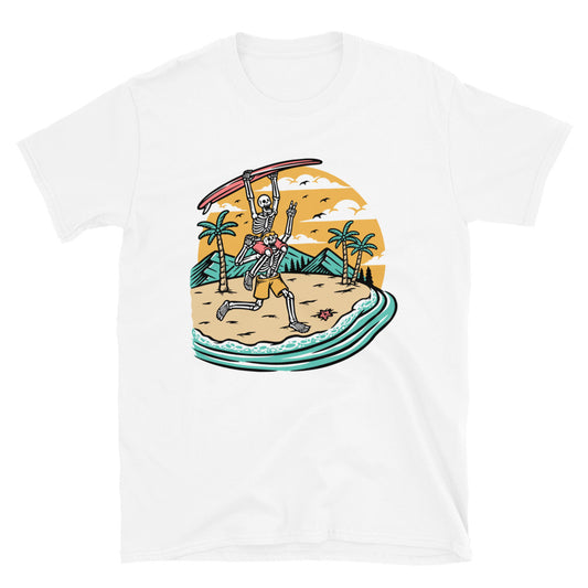 Zwei Totenköpfe haben Spaß am Strand. Passgenaues Unisex-Softstyle-T-Shirt