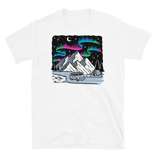 Vista a la montaña por la noche Fit Unisex Softstyle Camiseta